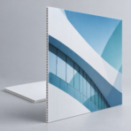 Panneau alvéolaire imprimé avec un visuel bleu et une tranche laissant apparaître les alvéoles.