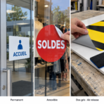 Adhésif permanent sur une porte vitrée, sticker amovible de soldes et vinyle à dos gris avec évacuation d’air en cours de pose.