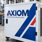 Armoire technique blanche portant un marquage adhésif AXIOM bleu et rouge dans un atelier.