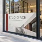 Vitrine d’un studio d’architecture habillée d’un adhésif imprimé blanc et bordeaux avec un visuel architectural.