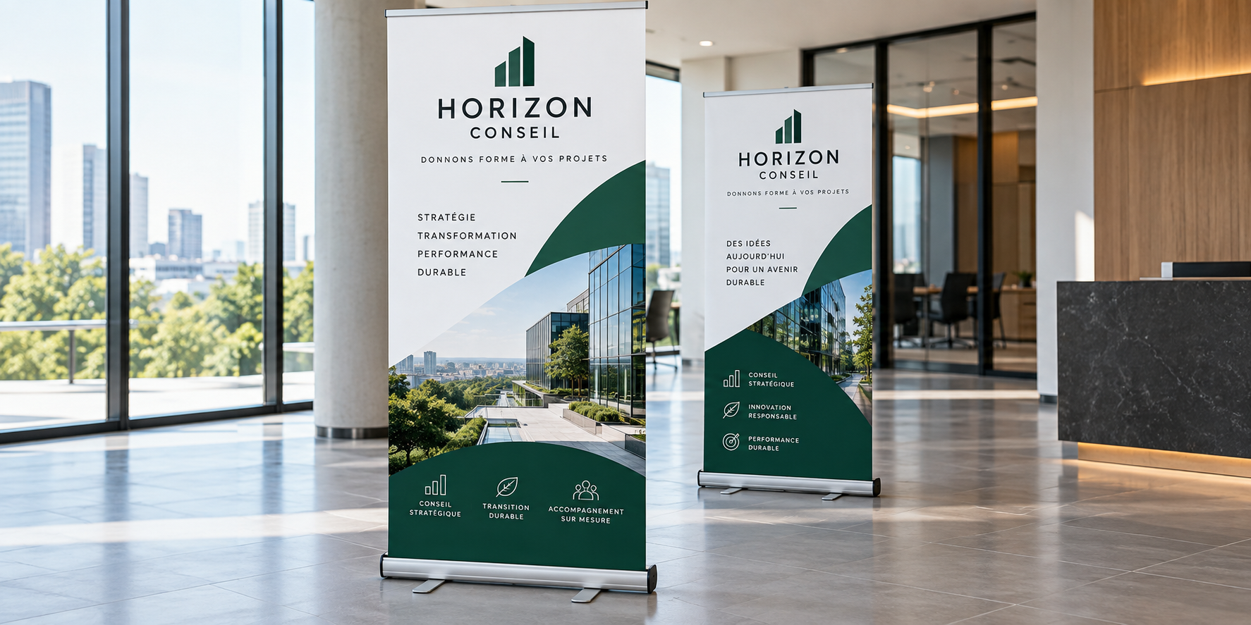 et événements Deux roll-up publicitaires blancs et verts présentés dans un espace d’accueil professionnel.